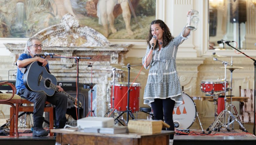 Cinzia Regensburger ha organisà ün arrandschamaint da Viva la musica i’l hotel Scuol Palace a favur da la Büvetta a Nairs. Il cumanzamaint a fat Paulin Nuotclà (fotografia: Dominik Täuber).