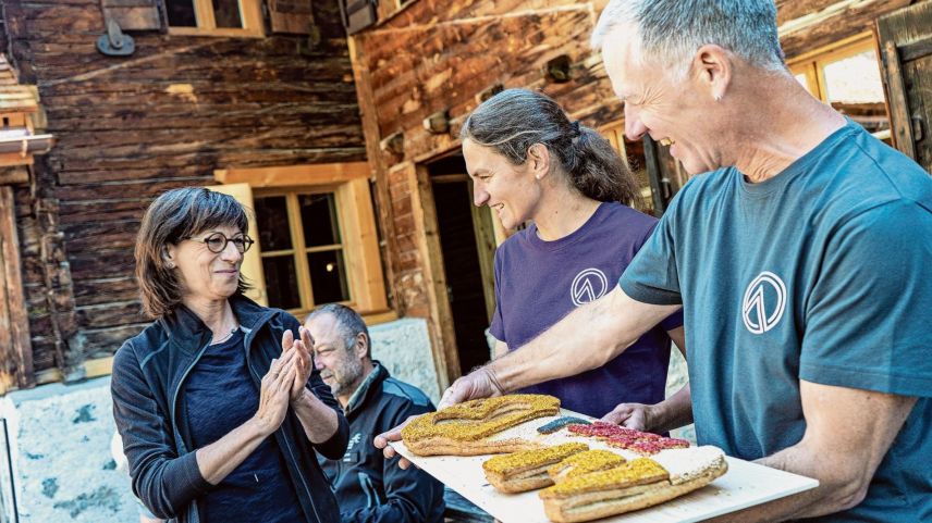 Begrüsst werden sie von Heidi Hanselmann, Präsidentin der Eidgenössischen Nationalparkkommission (unten). Foto: Denise Kley
				