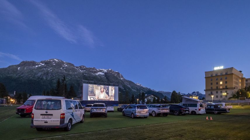Autokino beim Hotel Kulm in St.Moritz 2020. Vorlage für die KI.     Foto: Daniel Zaugg