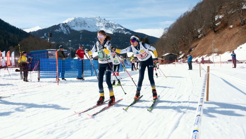 Zwei Läuferinnen bei der Übergabe. Das Staffelrennen widerspiegelt die Wichtigkeit des Teamgeists auch im Langlaufsport. Foto: Lucas Schenk