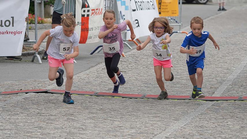 Eir ils plü giuvens sun da la partida e cuorran per ün bun scopo.	fotografia: Irene Hochstrasser