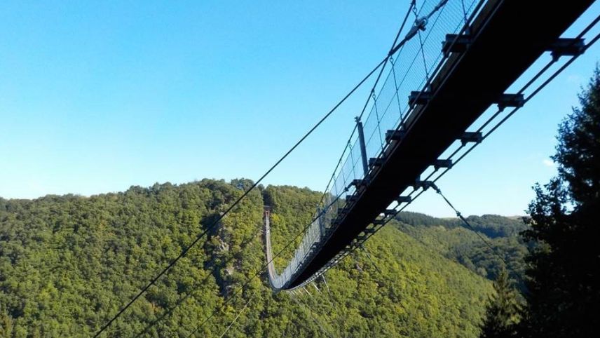 La punt penduossa da Mörsdorf in Germania es 360 meters lunga (fotografia: David Baselgia).