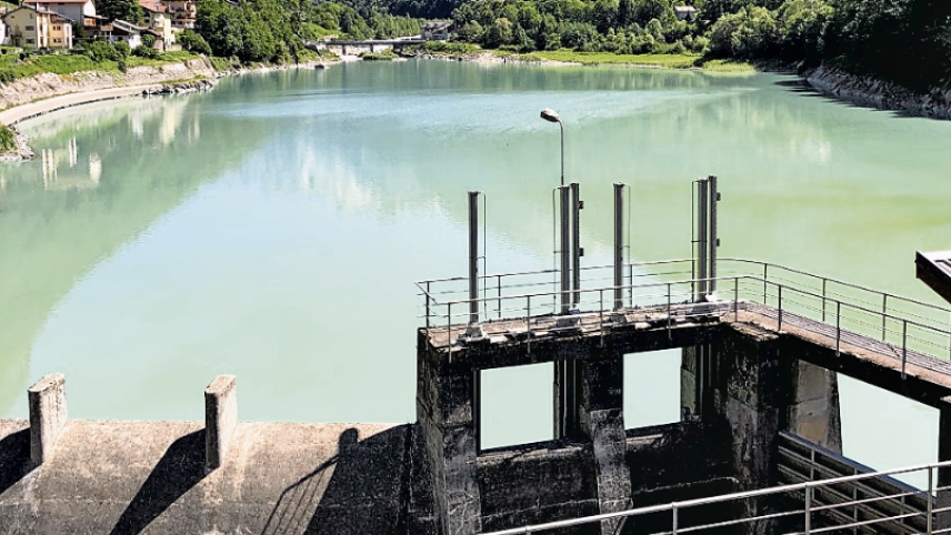 Man hat Schlimmeres verhindert: Die Verantwortlichen des Wehrs von Villa die Chiavenna öffneten 2017 die Schleusen und liessen die Wassermassen kontrolliert abfliessen.		
Foto: Marie-Claire Jur