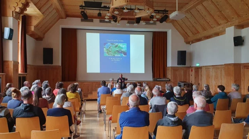 L’eivna passada s'han ils partecipants dal cafè rumantsch inscuntrats culs scolars dal cuors da rumantsch da vallader a Scuol (fotografia: RTR).