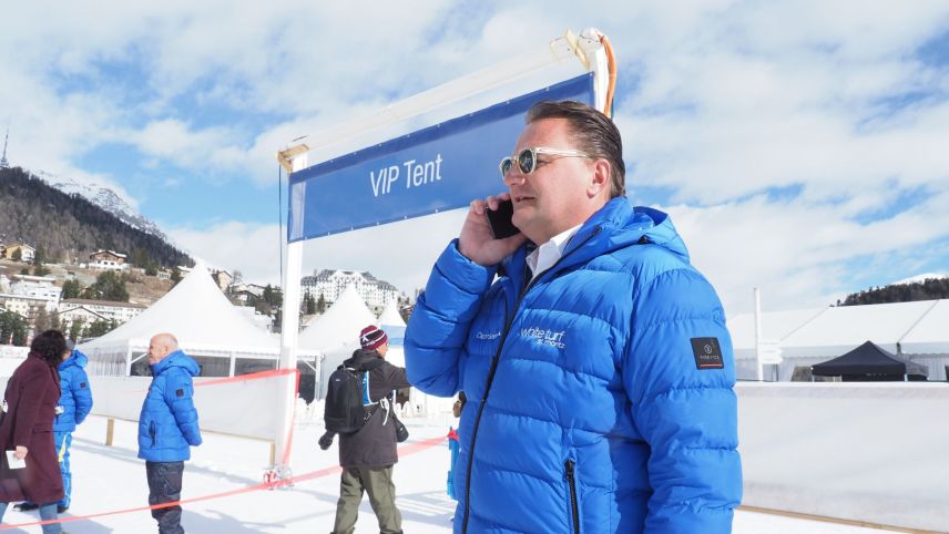 Thomas Walther am dritten Rennsonntag von White Turf. Bei OK-Chef der Pferderennen laufen die Fäden zusammen.
Foto: Marie-Claire Jur          