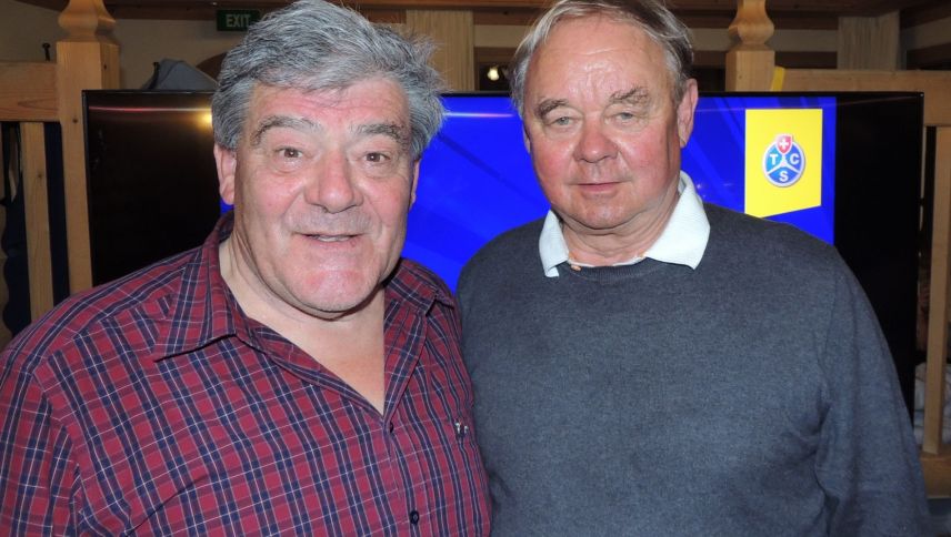 Armon Parolini (a schnestra) chi ha demischiunà sco president dal TCS Engiadina Bassa/Val Müstair e seis successur Rolf Grieder chi’d es gnü elet illa radunanza da venderdi passà (fotografia: Benedict Stecher).