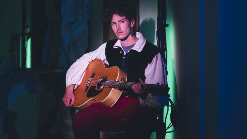 Gianni Tschenett hat die Musik zum Stück geschrieben.  Foto: Benjamin Hofer/Fundaziun de Planta Samedan