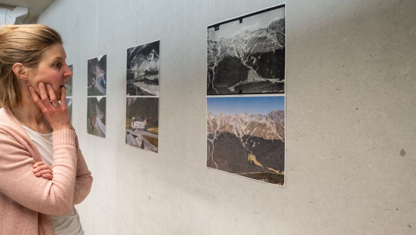 3. Sekundarlehrerin Simone Jäger begutachtet Bildpaare welche den Wandel der Zeit im Nationalpark festhalten. Foto: Jon Duschletta