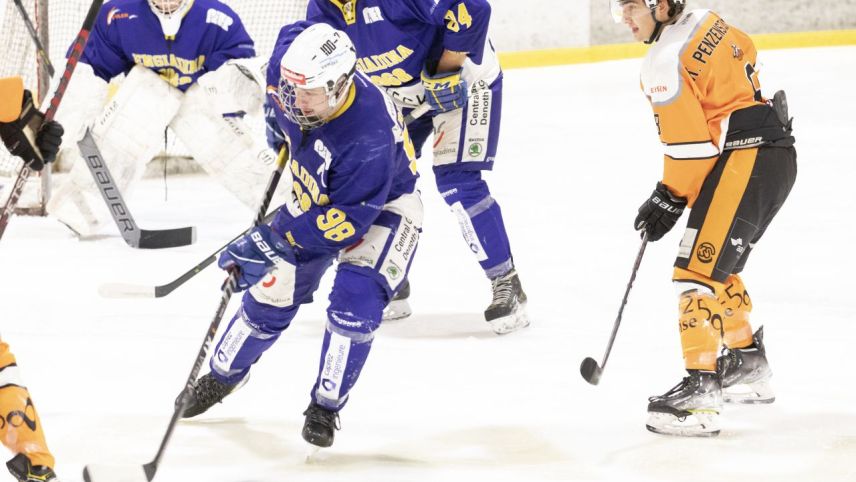 Sandro Ritzmann (mit der Nr. 98) und Dario Schmidt waren in diesem Winter das mit Abstand erfolgreichste Stürmerduo in der zweiten Eishockey-Liga (Foto: Marco Ritzmann).