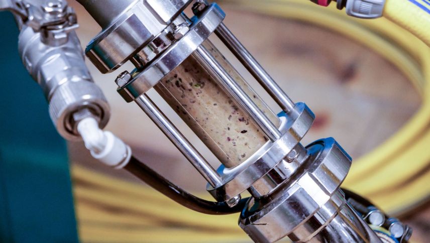 Die zermalmten Oliven gelangen als braune Masse in die eigentliche Ölpresse. Die danach ausgepresste Masse kann in der Landwirtschaft als Dünger oder als Rohstoff in der Kosmetik weiterverwendet werden.