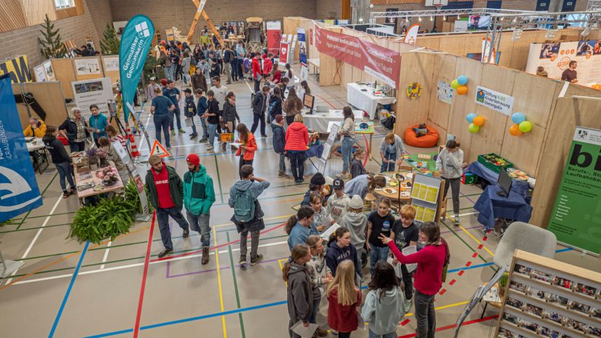 Eine gute Stimmung, grosses Engegement der Beteiligten und viele interessierte Kinder und Jugendlich zeichneten die neunte Südbünder Berufsschau aus. Foto: Daniel Zaugg