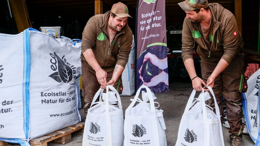 Fadri Meyer (links) und Dario Brunies mit ihren neuen 50-Liter-Big-Bags. Mit diesen handlichen Gebinden wollen sie Plastik verringern und die Beverser Kompostprodukte einfacher an die Privatkundschaft bringen. Foto: Jon Duschletta
