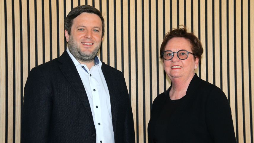 Corina Casanova surdà a partir dal 1. avrigl il presidi dal cussagl da fundaziun da la FMR a Jon Pult (fotografia: Hans Huonder).