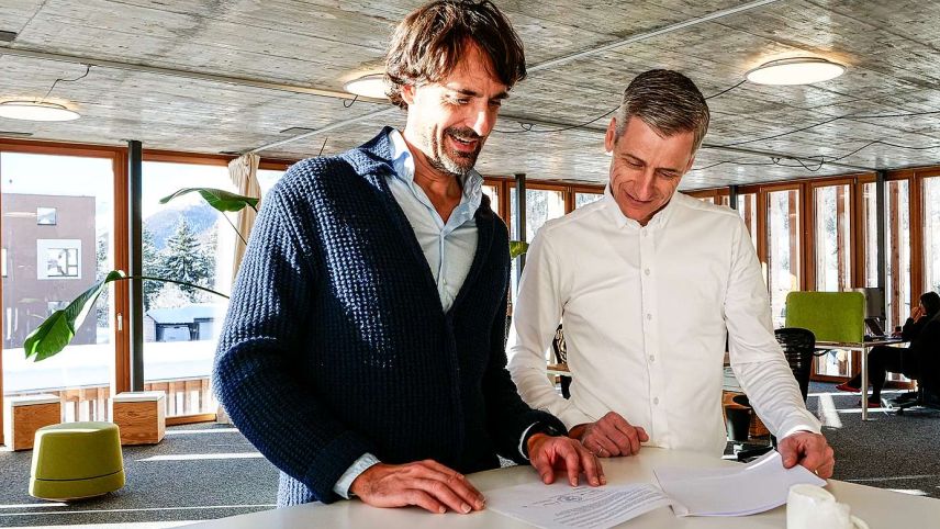 Caspar Coppetti (links) und Jon Erni freuen sich über die Baubewilligung für den InnHub La Punt. Foto: Jon Duschletta