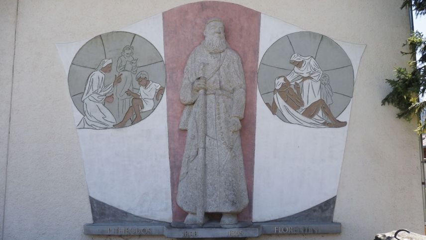 La sculptura dal pader Theodosius as rechatta daspö la fin dals ons 1960 vi da la fatschada da la scoula a Müstair. Pella renovaziun ha la sculptura da gnir allontanada (fotografia: Martin Camichel/fmr).
