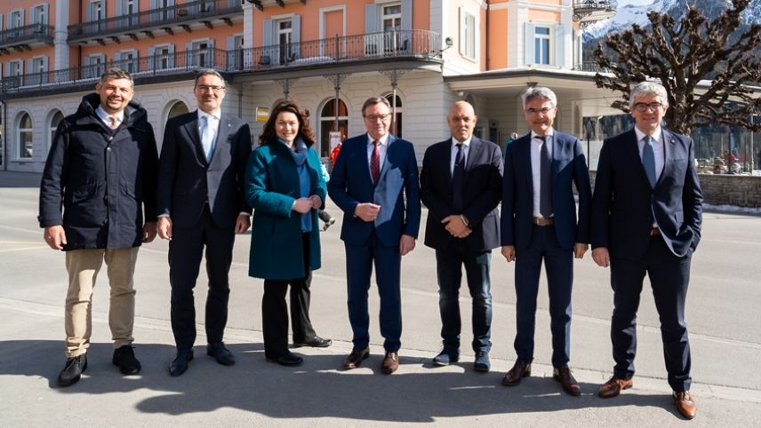 Bildlegende von links: Daniel Alfreider und Arno Kompatscher (Südtirol), Ingrid Felipe und Günther Platter (Tirol), Massimo Sertori (Lombardei) und die Regierungsräte Mario Cavigelli und Jon Domenic Parolini (Graubünden). (Foto: Kanton Graubünden)