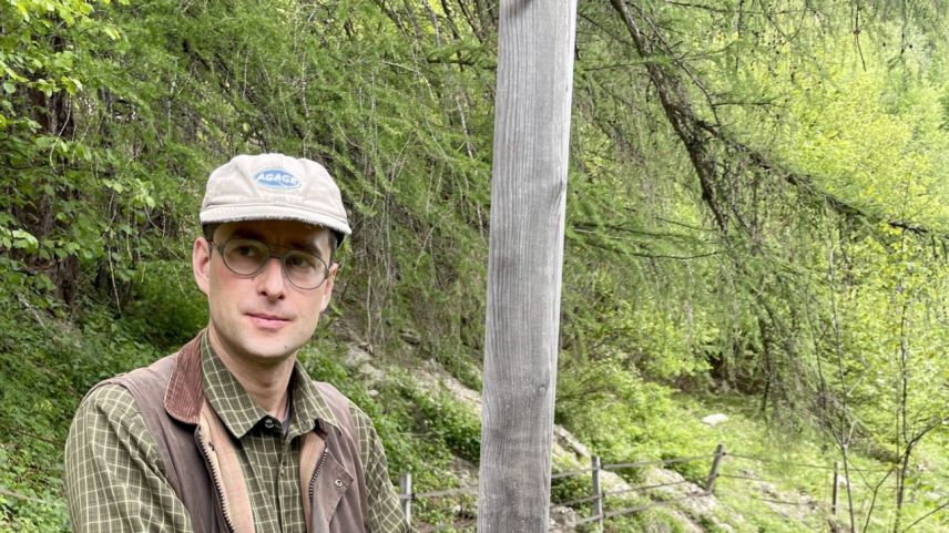 Marco Guglielmetti es respunsabel pella lavur da voluntaris da Bergwaldprojekt. fotografia: Fadrina Hofmann