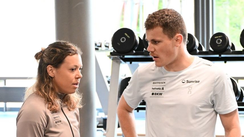 Ursina Matossi aus St. Moritz absolviert die Spitzensport-RS als Trainerin. Sie bespricht sich sich mit Roman Alder. 
