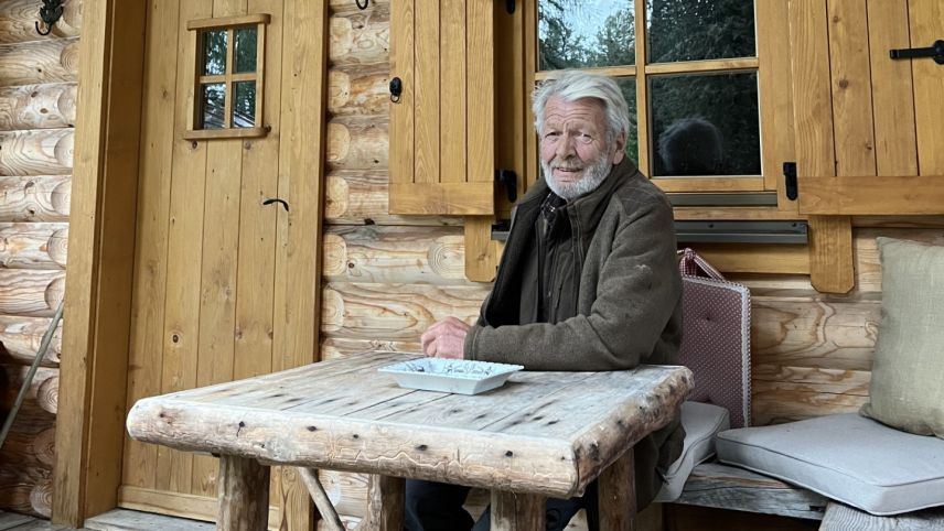 Altjäger Dorigo Riz à Porta aus Silvaplana vor seiner Hütte. Foto: Andrea Gutgsell