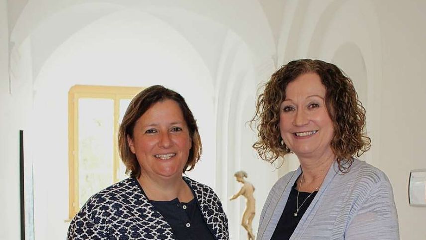 Katja Maike Braun als neue Schulleiterin am HIF, und Caroline Taylor, interimsmässige Schulleiterin. Foto: z. Vfg