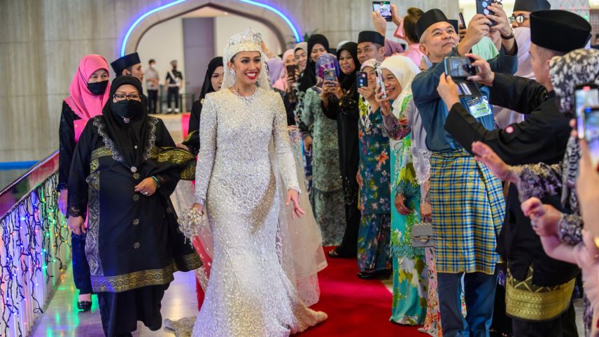 Das ganze Land bejubelt die Prinzessin in ihrem weissen, durchgehend mit Diamanten besetzten Hochzeitskleid. 