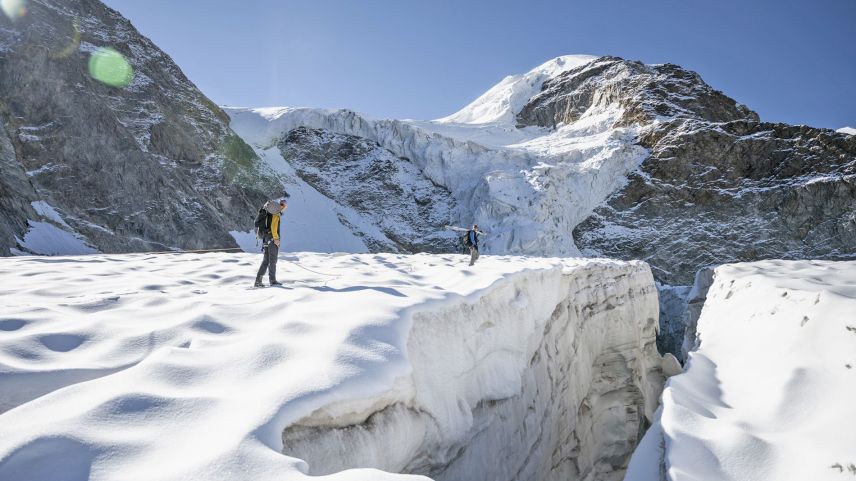 Matthias Huss in acziun l‘an passo ad imsürer il Vadret Pers sper la Diavolezza (fotografia: Keystone/Mayk Wendt).