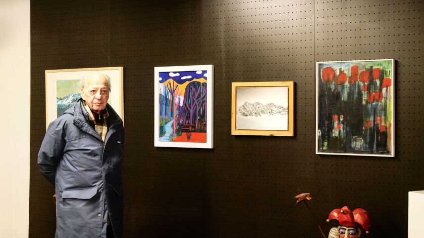 Der Initiator der Solidaritätsaktion, Peter Aronsky, anlässlich der Ausstellungsvernissage «Kunst für Hoffnung» im Kunstraum Riss vor Werken von Victora Schiro, Doris Sturzenegger und Urs Pfister. Foto: Jon Duschletta