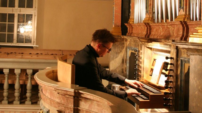Virtuose der Sonderklasse: Andreas Jost an der Orgel der Samedner Dorfkirche.	
Foto: Ester Mottini 