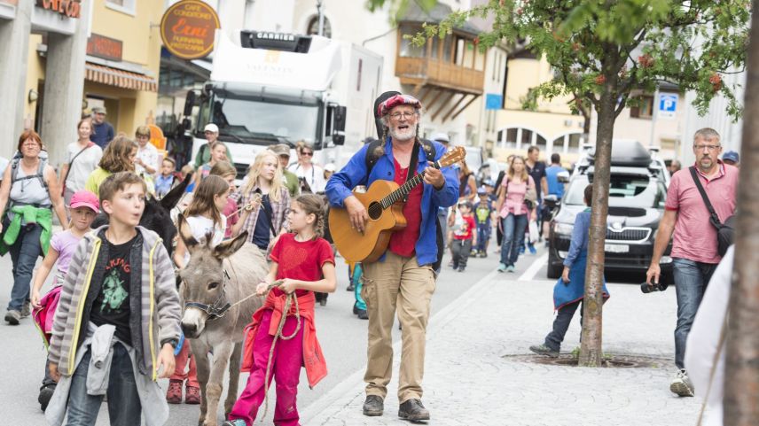 Linard Bardill ed ils «asensingers da Tamangur» concerteschan in dumengia aint in S-charl (fotografia: mad).