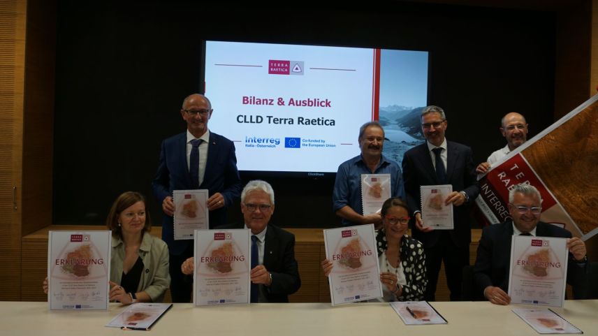 Gabriella Binkert Becchetti (immez) e Victor Peer (d’immez in pè) rapreschaintan la Regiun Engiadina Bassa/Val Müstair i’l cussagl da la Terra Raetica (fotografia: Regio L Landeck).