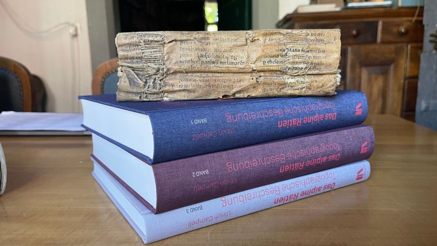 La publicaziun istorica da Durich Chiampell es gnida edida l’an 2021 in trais toms – in originel latin e cumbino cun üna traducziun tudas-cha (fotografia: Isabella Jaeger/RTR).