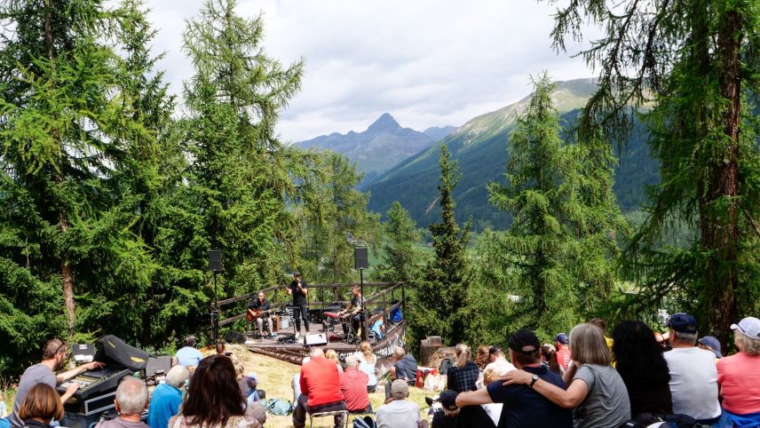 Das Ritschi-Trio auf der kleinen Guardaval-Bühne vor imposanter Kulisse. Foto: Jon Duschletta 