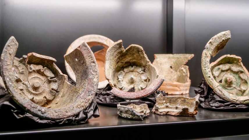 Porzellanfragmente, ausgestellt im neuen Schaulager des Kloster St. Johann in Müstair. Foto: Jon Duschletta 