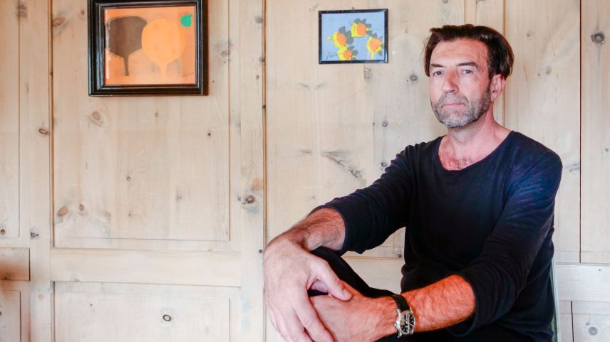 Hans «gia» Schmid e purtrets da l’exposiziun «Sweet Courage». fotografia: Jon Duschletta