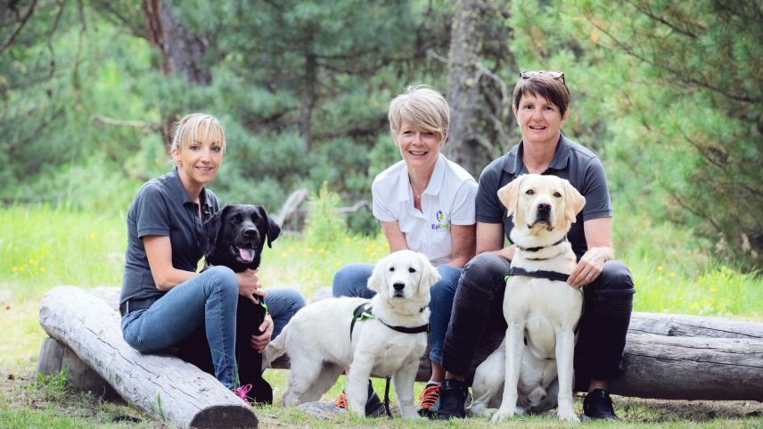 Die Präsidentin von «EpiDogs for Kids», Madlaina Blapp-Franziscus (rechts), ist im Engadin aufgewachsen und organisiert jedes Jahr ein Wochenendseminar des Vereins im Tal. Fotos: z. Vfg