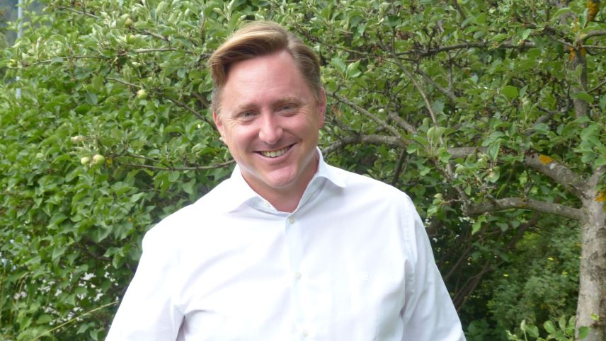 Dario Giovanoli in seis üert a Scuol (fotografia: Flurin Andry).