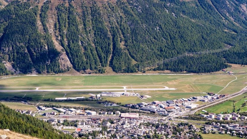 Auf der freien Fläche zwischen der Samedner Flughafeninfrastruktur und dem Wald soll das PV-Projekt Engadin Solar der Energia Solara Engiadinaisa ESE realisiert werden. Gut zu sehen sind die Lawinenzüge im Hintergrund. Archivfoto: Jon Duschletta