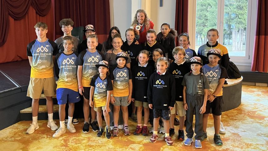 Julie Derron posiert mit dem Nachwuchs von «Home of Triahtlon» anlässlich der Talkshow. Foto: Andrea Gutgsell