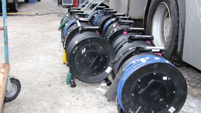 Vier bis sechs Kilometer Kabel müssen entlang der Bobbahn verlegt werden. Foto: Julia Biffi