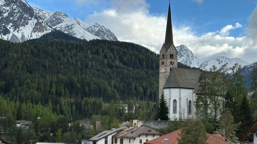 Plü o main daspö chi ha müdà sül temp da stà la fin da marz sta salda l’ura dal clucher da la baselgia San Geer a Scuol sün punct las dudesch (fotografia: Nicolo Bass).