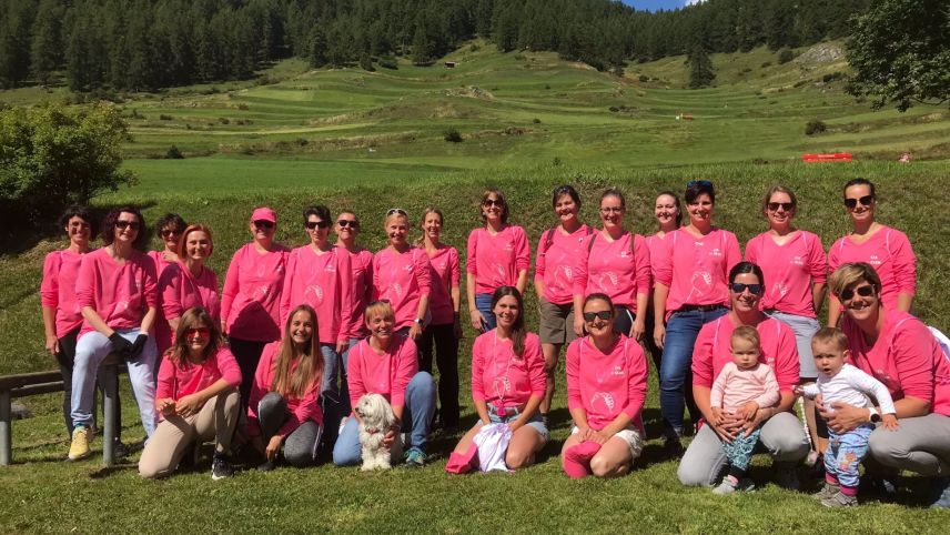 Var trenta duonnas e giuvnas han rendü attent in dumengia ad Ardez cull’acziun da la fascha rösa al cancar dal bruost (fotografia: mad).