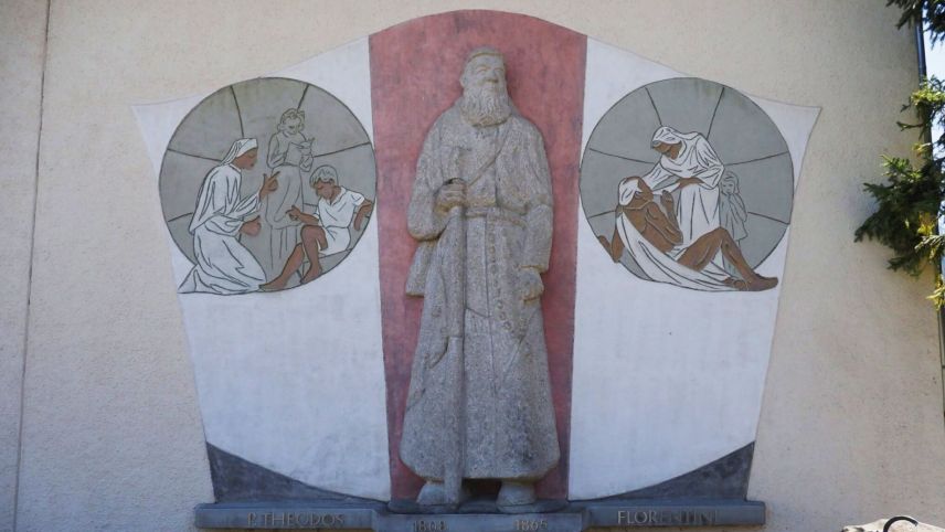 La sculptura dal pader Theodosius po restar vi da la fatschada da la scoula da Müstair (fotografia: David Truttmann).