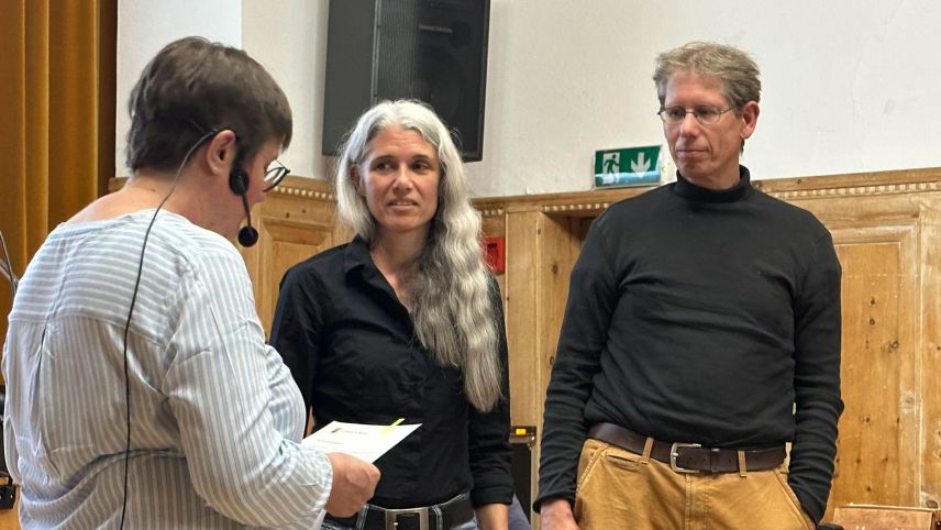 Il capo cumünal da Scuol Aita Zanetti ha saramantà in lündeschdi saira a la nouv commembra da suprastanza Seraina Guler ed al nouv commember Iwan Damerow (fotografia: Nicolo Bass).