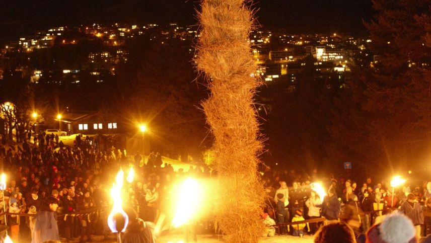 Gespanntes Warten auf das Anzünden des Hom Strom. Foto: Maurice Haas