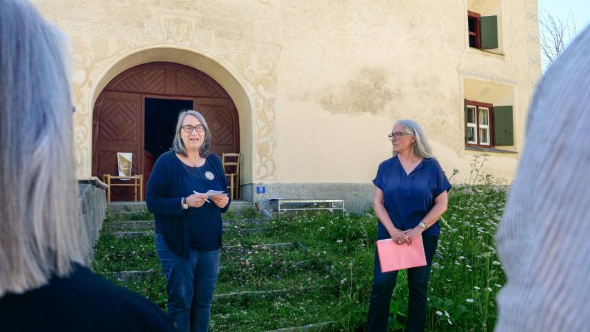 Hausbesitzerin Bettina Hedinger (links) und Architektin Mengia Mathis vor der Chesa Giorgio in Cinuos-chel.