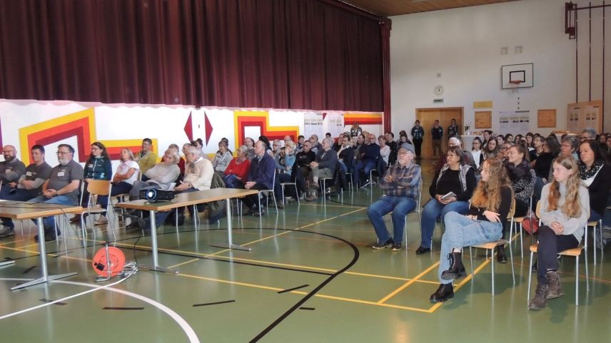 Üna sala bain implida ha muossà interess pellas propostas dal palperi strategic «Nossa via» (fotografia: Benedict Stecher).