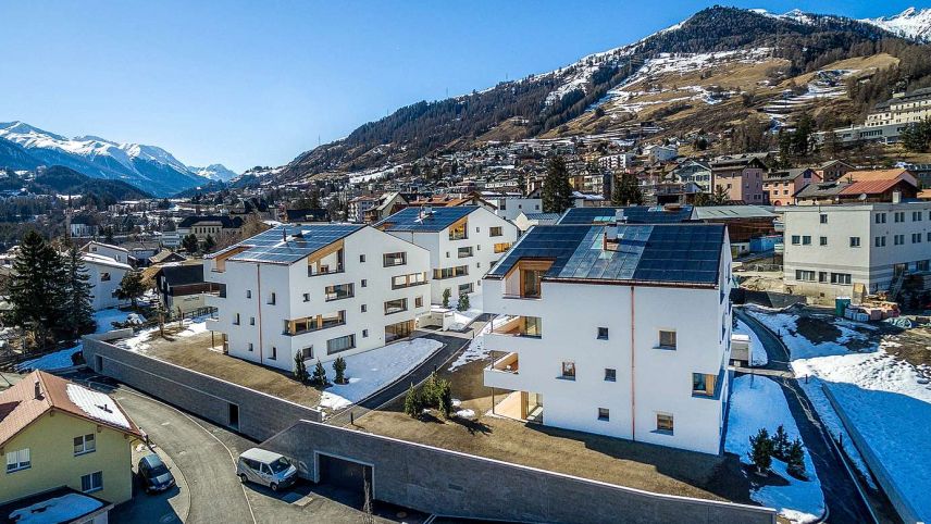 Die Monolit-Überbauung in Scuol besteht aus vier Häusern; drei wurden in das BFE-Projekt einbezogen: vorne links Haus A, dahinter Haus B, vorne rechts Haus C. Foto: Fanzun AG