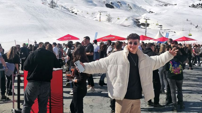 Der Schweizer Musiker Remo Forrer war am diesjährigen SunIce-Festival in St. Moritz zu Besuch. Für einmal allerdings nicht selbst auf der Bühne, sondern in der Open-Air-Stage. Foto: Denise Muchenberger