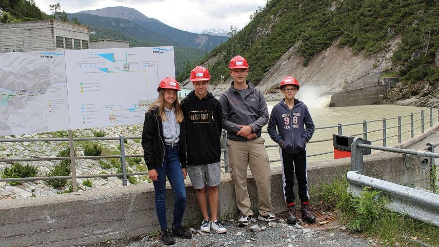 Üna gruppa d’uffants a l’ur dal batschil d’egualisaziun da las Ouvras Electricas d’Engiadina ad Ova Spin. fotografia: OEE