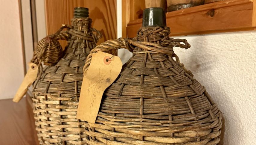 Relikte aus den Zeiten des Weinhandels. Foto: Fadrina Hofmann